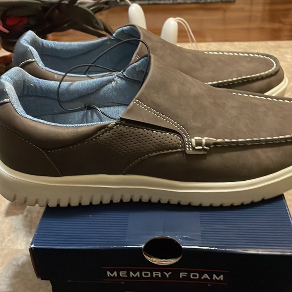 - - Men’s IZOD memory foam shoes - Picture 2 of 5